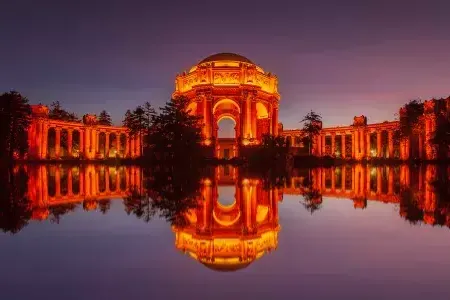 Palace of Fine Arts bei Nacht.